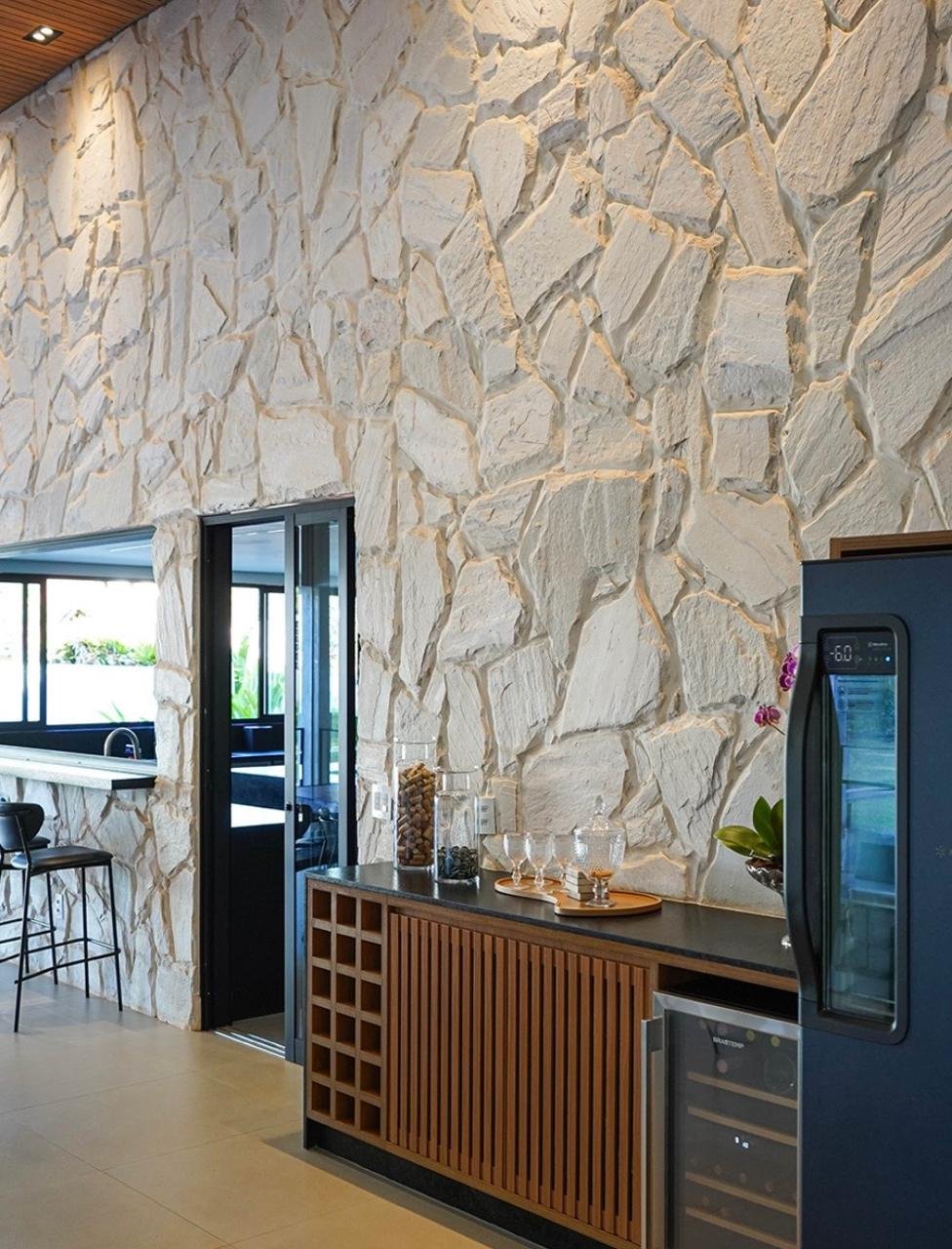Fachada moderna com pedra natural e madeira